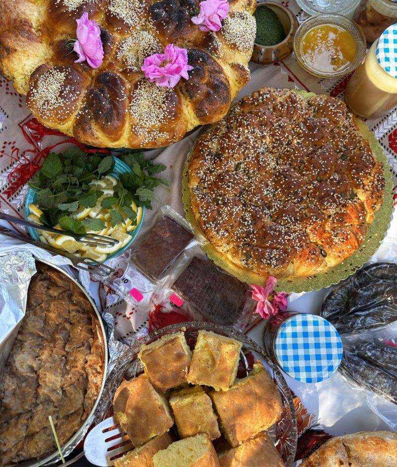 Traditional Bulgarian bread with rose petals – A beautifully decorated Bulgarian bread, adorned with delicate rose petals.